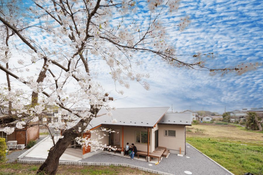 桜をのぞむ土間リビングのある平屋
