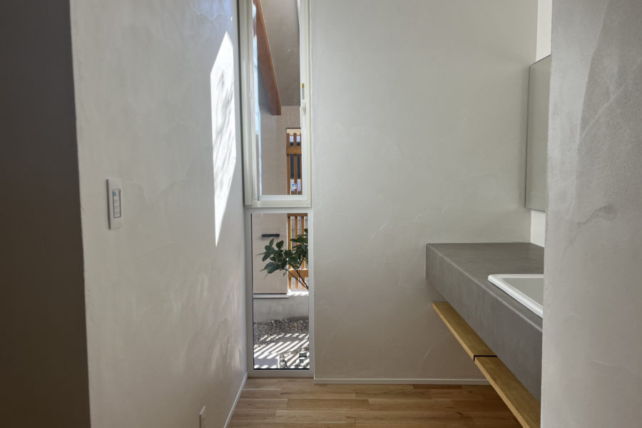 窓からの木漏れ日