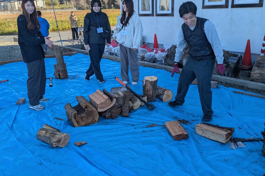 薪割り大会の準備中です