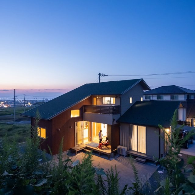 東京湾を望む、丘のそばに建つ家